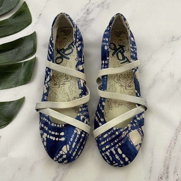 OTBT Womens Park City Strappy Ballet Flats Size 10 Blue White Shabori Print - Picture 2 of 7